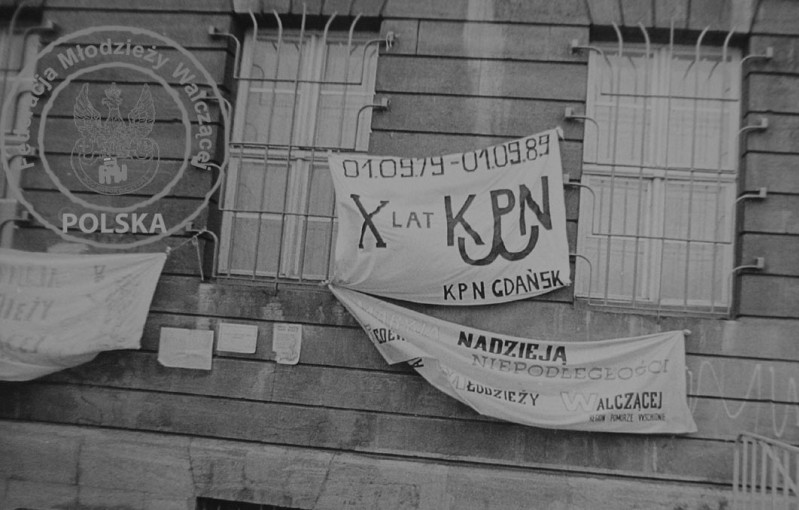 3 - Transparenty na zdobytym budynku KW PZPR Gdańsk